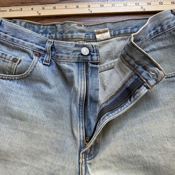 Vintage Levi’s 560 Loose Fit Tapered Jeans 36x32 Made in Canada Light Wash 90s - Picture 6 of 16